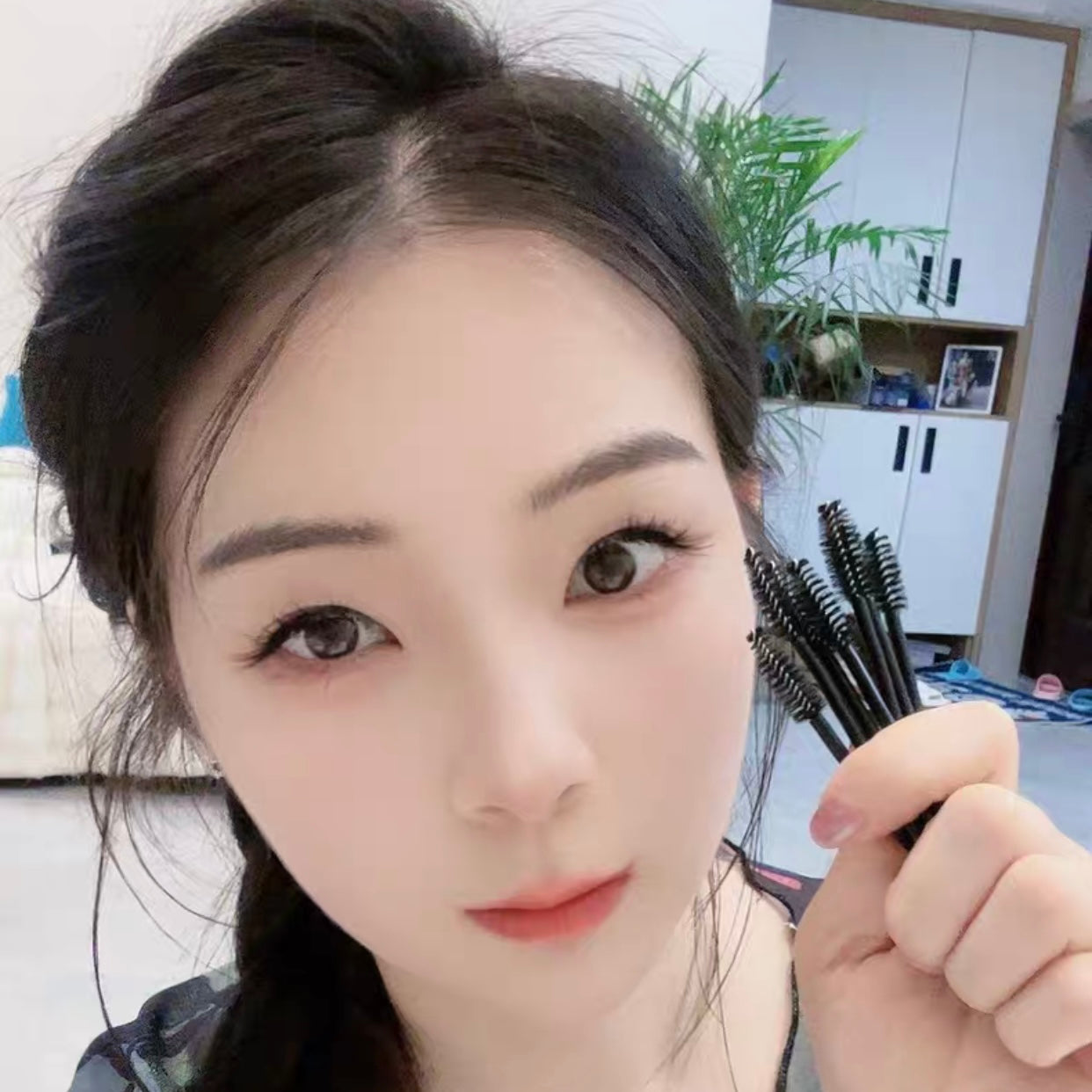Doppelt verwendbare schwarze Spiralbürste für Augenbrauen und Wimpern
