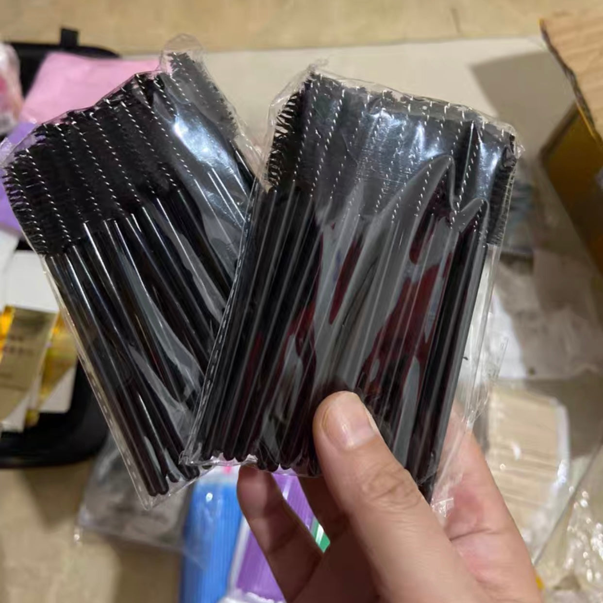 Doppelt verwendbare schwarze Spiralbürste für Augenbrauen und Wimpern